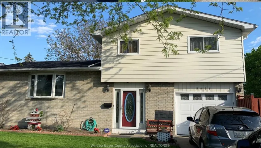 5835 ROSE STREET, Windsor, Ontario N8T3E6