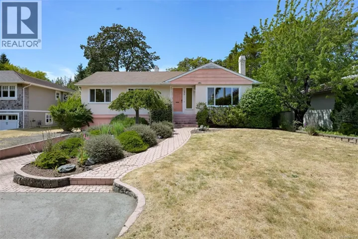 930 Runnymede Pl, Oak Bay, British Columbia V8S2V9