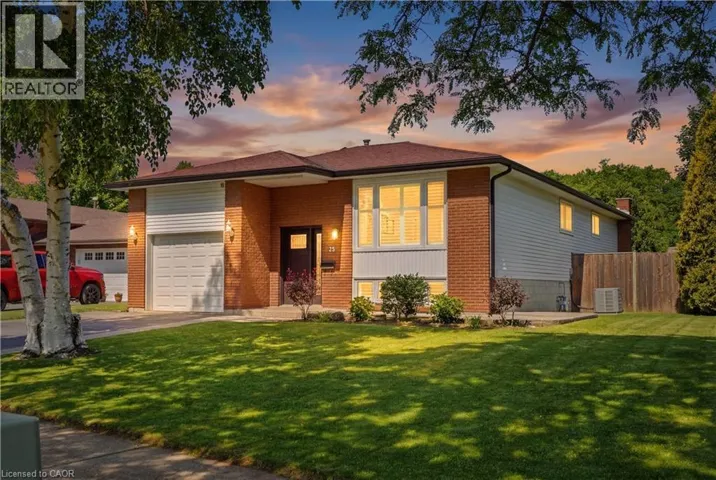 33 DEBORA Drive, Grimsby, Ontario L3M4J1