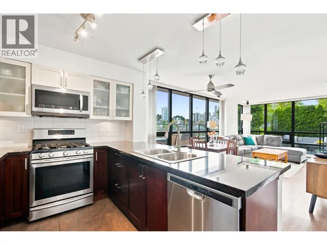 401 1 RENAISSANCE SQUARE, New Westminster, British Columbia V3M0B6