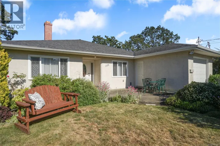 1697 Yale St, Oak Bay, British Columbia V8R5N5