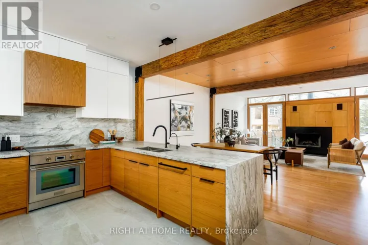 16 MARQUIS AVENUE, Toronto (Kingsway South), Ontario M8X1V4