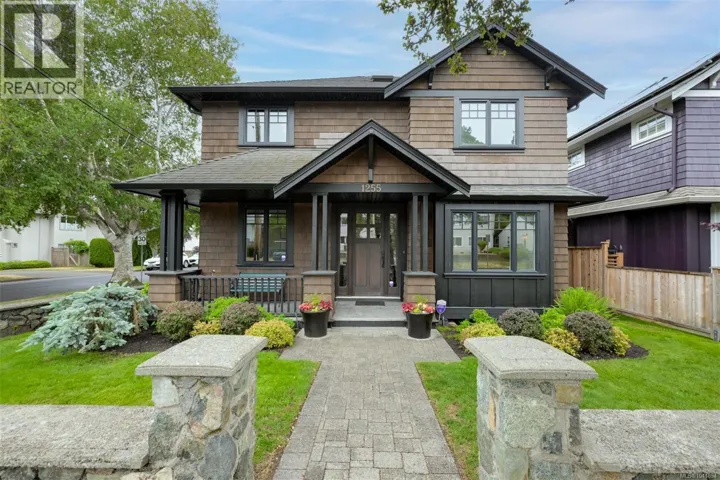 1255 Richardson St, Victoria, British Columbia V8V3E2