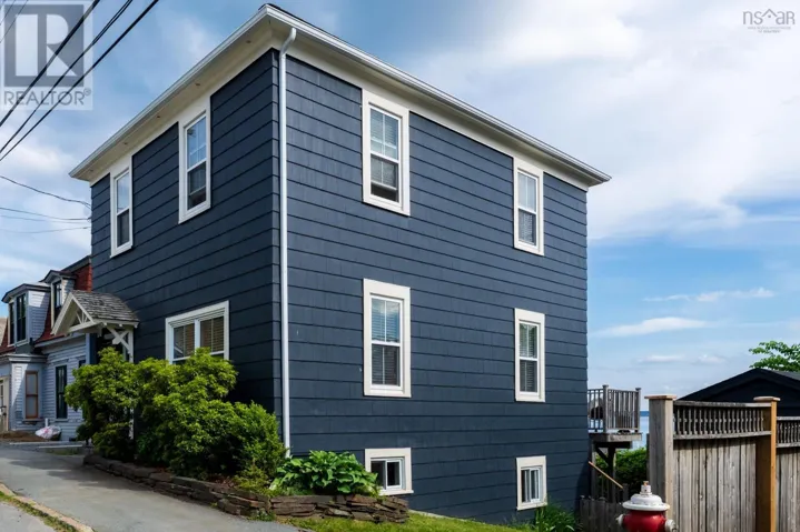 268 Montague Street, Lunenburg, Nova Scotia B0J2C0