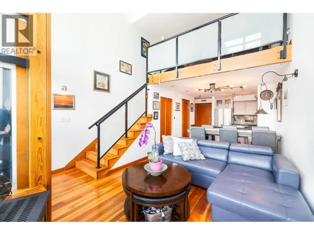 519 10 RENAISSANCE SQUARE, New Westminster, British Columbia V3M7B1