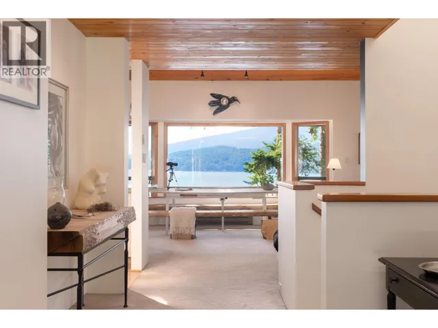 990 WINDJAMMER ROAD, Bowen Island, British Columbia V0N1G2