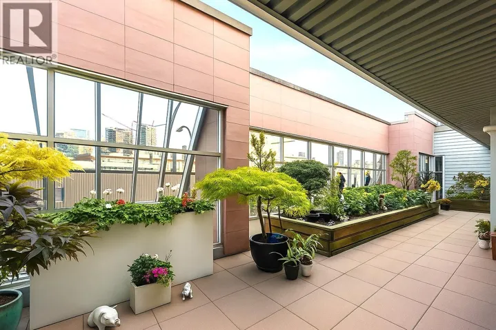 202 1750 W 2ND AVENUE, Vancouver, British Columbia V6J1H6