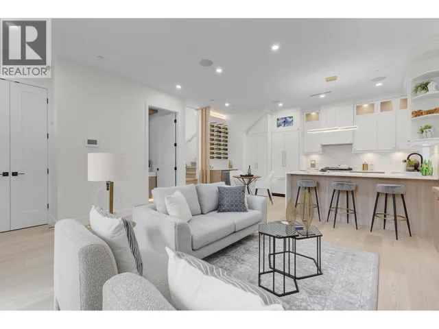 1 182 ONTARIO PLACE, Vancouver, British Columbia V5W1S2