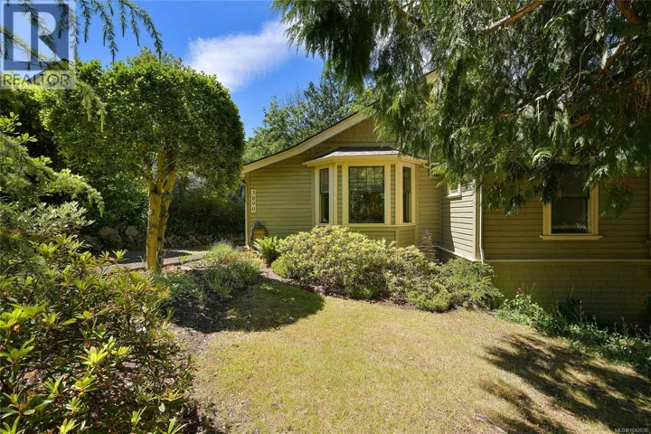 3890 Savannah Ave, Saanich, British Columbia V8X1T5