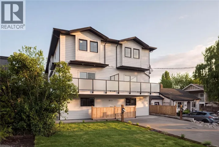 3 913 Dale St, Saanich, British Columbia V8X2V9