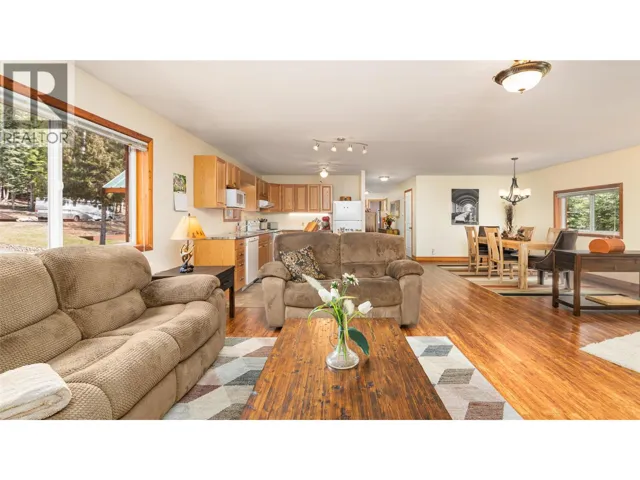 7470 3 Highway, Kitchener, British Columbia V0B2P0