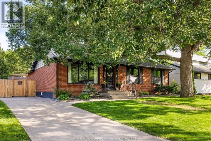 2 SUMMER COURT, Windsor, Ontario N9E1R1