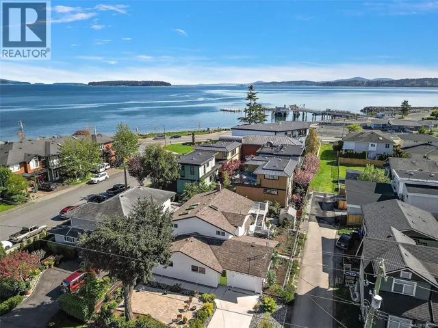 2485 Orchard Ave, Sidney, British Columbia V8L1V4