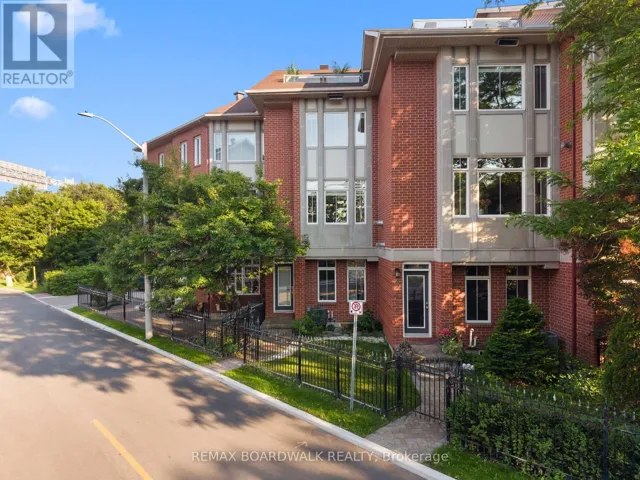 4 HARVEY STREET, Ottawa, Ontario K1S5S4