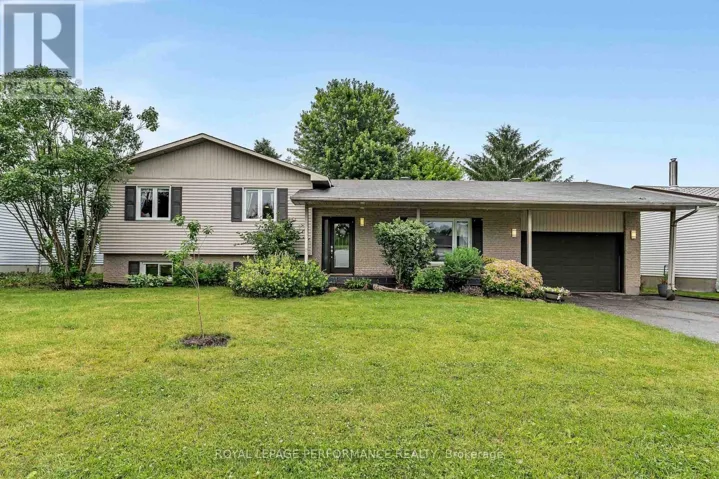30 PROMENADE BOULEVARD, Russell, Ontario K0A1W1