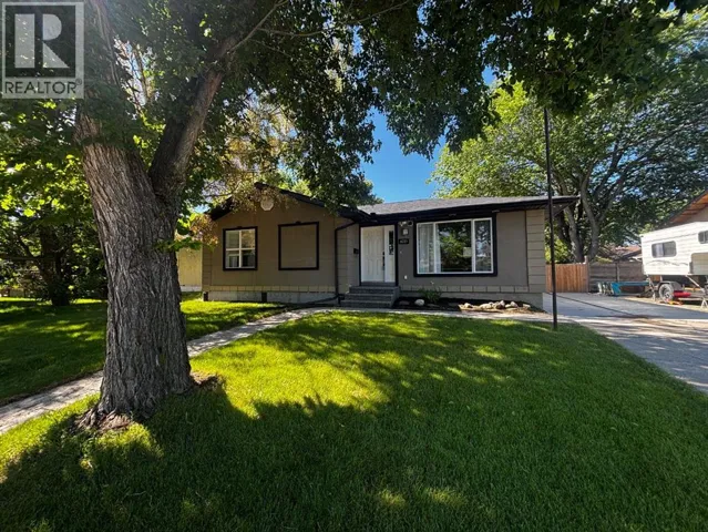 6031 Lacombe Way SW, Calgary, Alberta T3E5T4