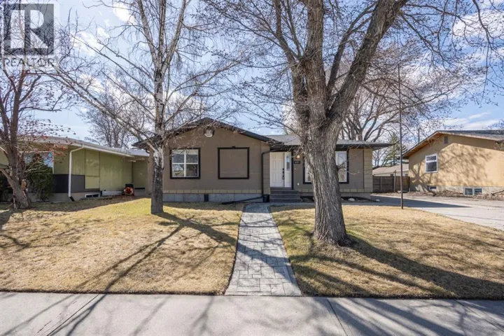 6031 Lacombe Way SW, Calgary, Alberta T3E5T4