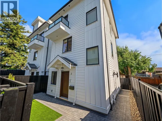 3 3786 PETER STREET, Burnaby, British Columbia V5J1N4