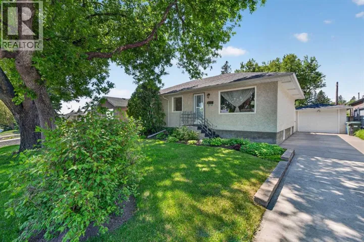 819 Thorneycroft Drive NW, Calgary, Alberta T2K3K5