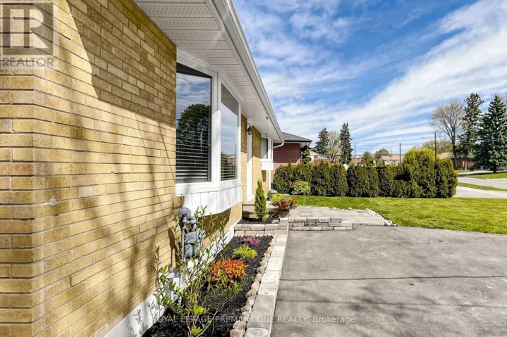 72 THORNTON AVENUE, Bradford West Gwillimbury (Bradford), Ontario L3Z1N4