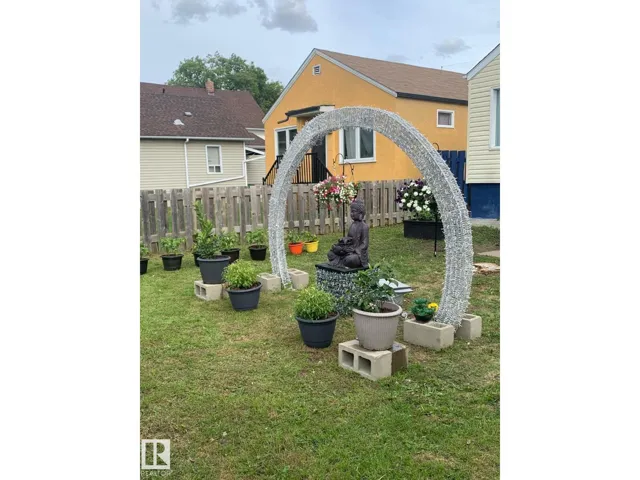 9221 110 AV NW, Edmonton, Alberta T5H1H2