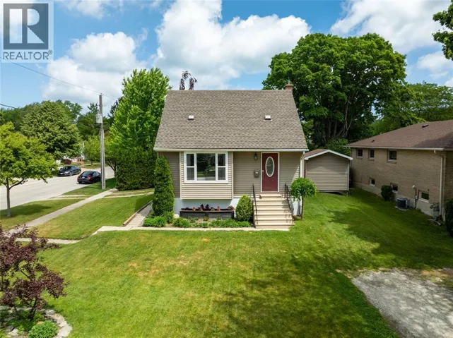702 MICHIGAN AVENUE, Point Edward, Ontario N7V1G8