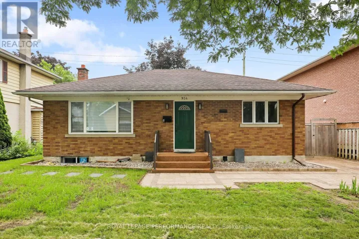 UNIT B ( BASEMENT) - 934 SMYTH ROAD, Ottawa, Ontario K1G1P6