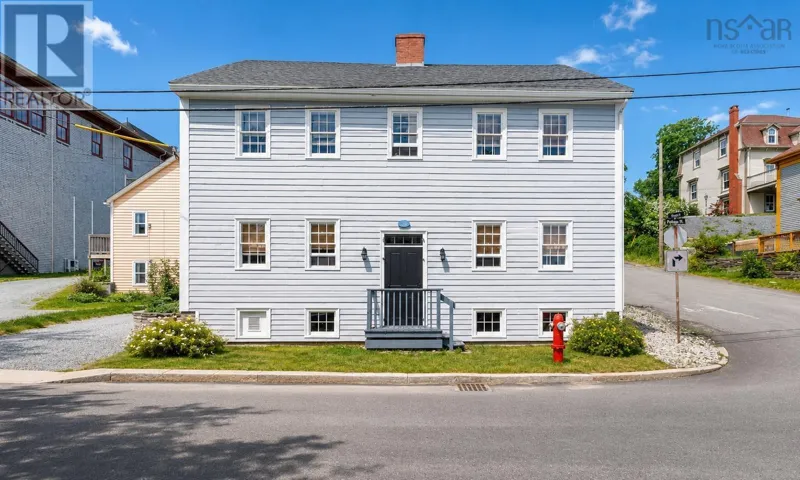 137 Pelham Street, Lunenburg, Nova Scotia B0J2C0