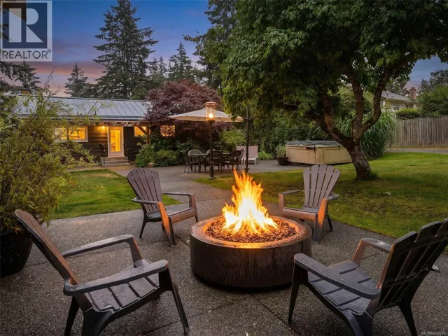 8508 Ebor Terr, North Saanich, British Columbia V8L1L5
