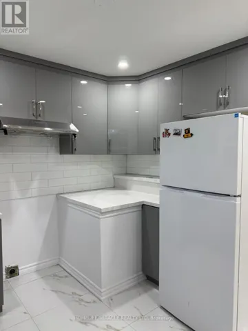 28 ALEXANDRIA CRESCENT, Brampton (Avondale), Ontario L6T1N3