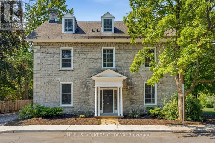 35 MACKAY STREET, Ottawa, Ontario K1M2B2