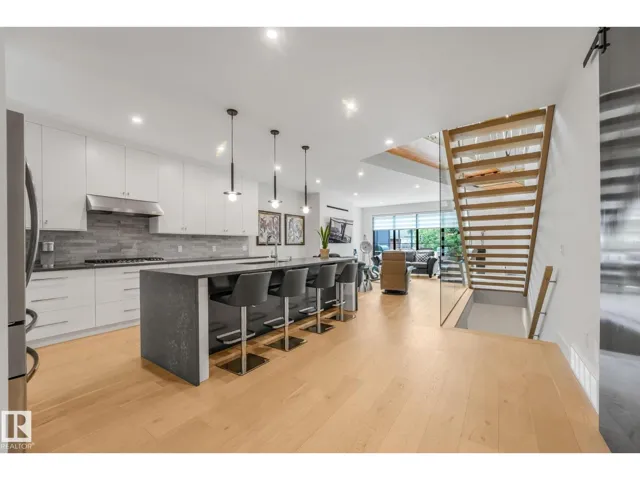 11247 71 AV NW, Edmonton, Alberta T6G0A5
