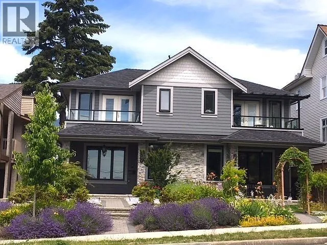 422 6TH STREET, North Vancouver, British Columbia V7M1K9
