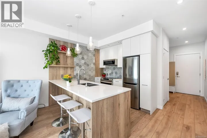 301 1588 North Dairy Rd, Saanich, British Columbia V8T0E1