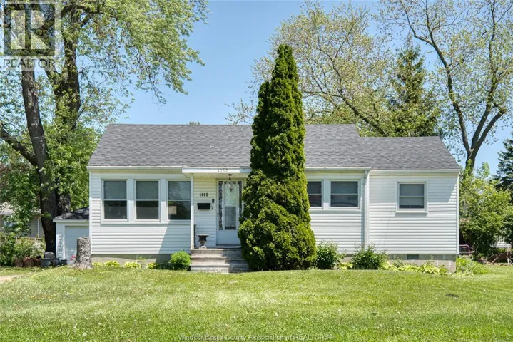 4062 ROSELAND DRIVE East, Windsor, Ontario N9G1Y4