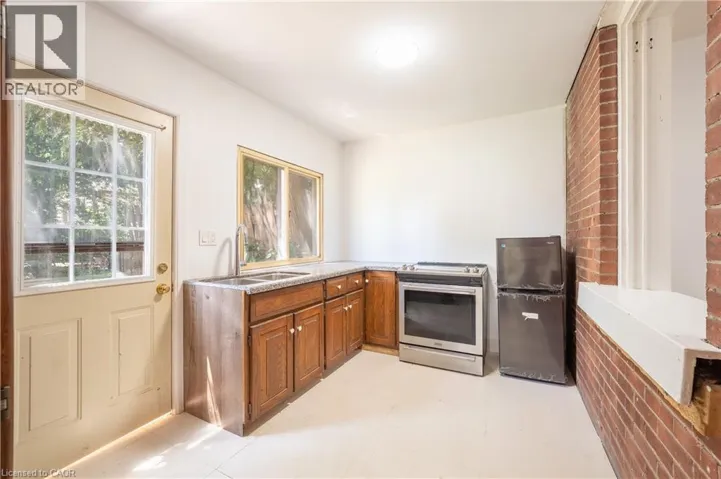 1274 BARTON Street E, Hamilton, Ontario L8H2W1