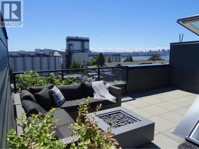 444 545 E 2ND STREET, North Vancouver, British Columbia V7L1E1
