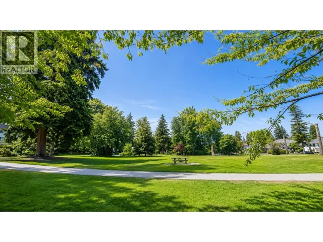 211 5588 PATTERSON AVENUE, Burnaby, British Columbia V5H0A7