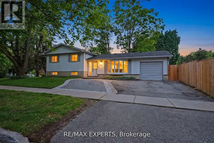 32 OAK COURT, Aurora (Aurora Village), Ontario L4G3J6