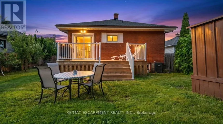 17 ALBA STREET, Hamilton (Stoney Creek), Ontario L8G1N9