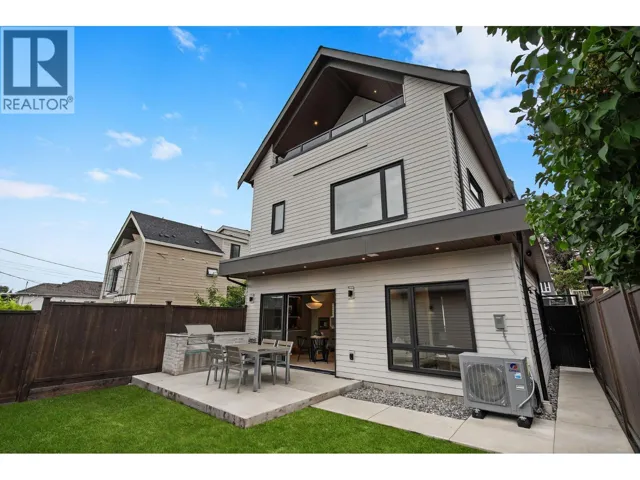 2 2211 WILLIAM STREET, Vancouver, British Columbia V5L2S5