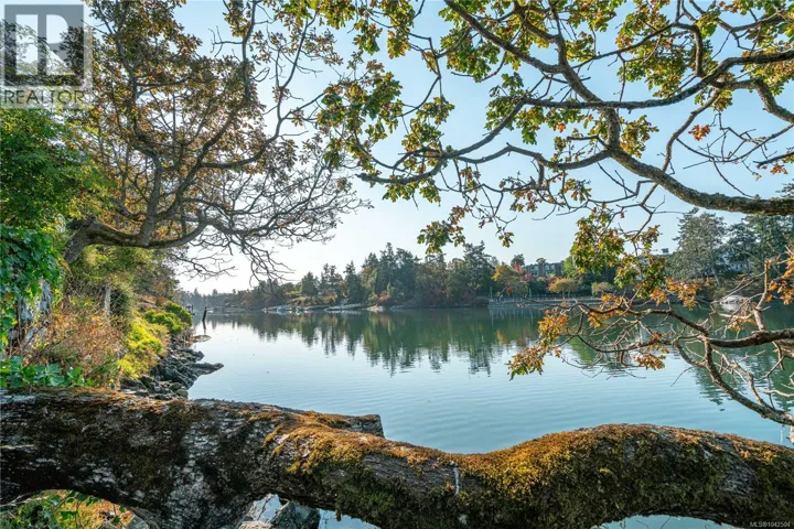 101 69 Gorge Rd W, Saanich, British Columbia V9A1L9