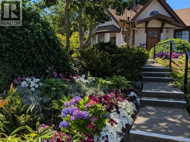 745 Middleton St, Saanich, British Columbia V9A2E1