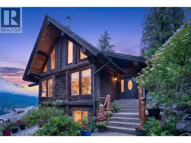 714 REGENT Street, Nelson, British Columbia V1L6E5