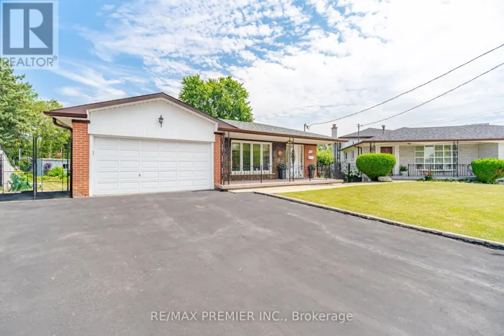 11 KINNIE COURT, Toronto (Black Creek), Ontario M3N2S1