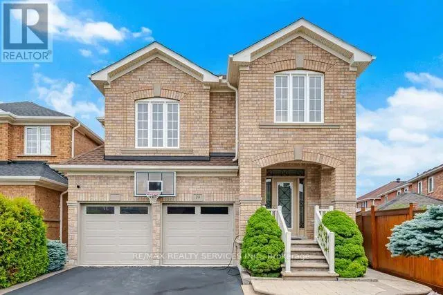 19 THORNBUSH BOULEVARD, Brampton (Fletcher's Meadow), Ontario L7A0K5