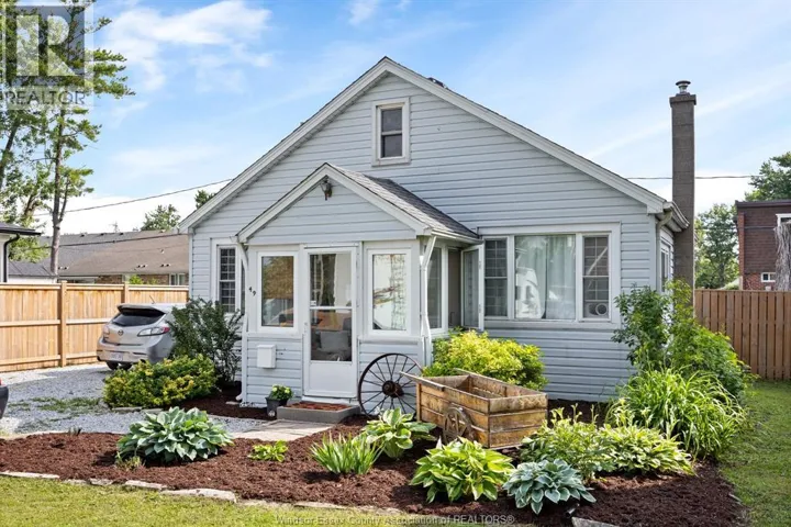 49 MAPLE Row, Essex, Ontario N8M2T8