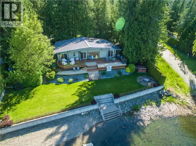 697 Viel Road, Sorrento, British Columbia V0E2W1