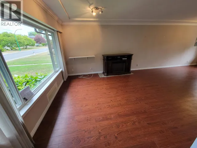 8374 11TH AVENUE, Burnaby, British Columbia V3N2P4