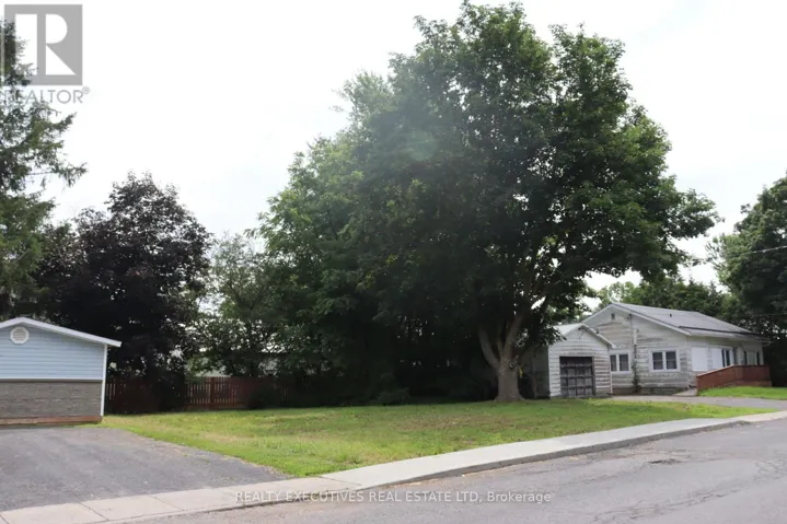 29 COLLEGE STREET, North Dundas, Ontario K0C1H0